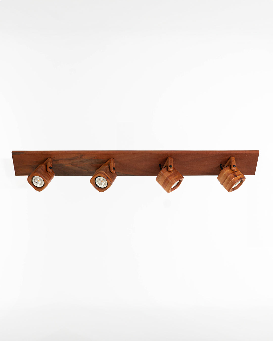 Lámpara de techo en madera de raulí. Consta de un set de 4 focos GU10 multifocales que comparten una base en común para unificarse en una sola pieza.