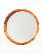 Espejo circular de tres capas en madera de raulí, situado sobre un fondo blanco, que resalta su estética minimalista. 