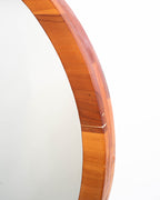 Imagen detallada del marco del espejo circular de tres capas raulí en madera de raulí.  Refleja su diseño robusto y natural.