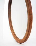 Espejo circular de una capa en madera de raulí, toma desde el costado mostrando el espesor de este espejo. Ideal para decorar cualquier espacio de tu hogar.