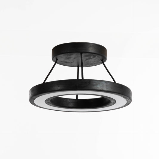 Lámpara de techo Runden en madera de pino con terminación en negro. Consta de un soporte circular con cuatro cables de tela que soportan la pantalla de iluminación en base a luces LEDs.