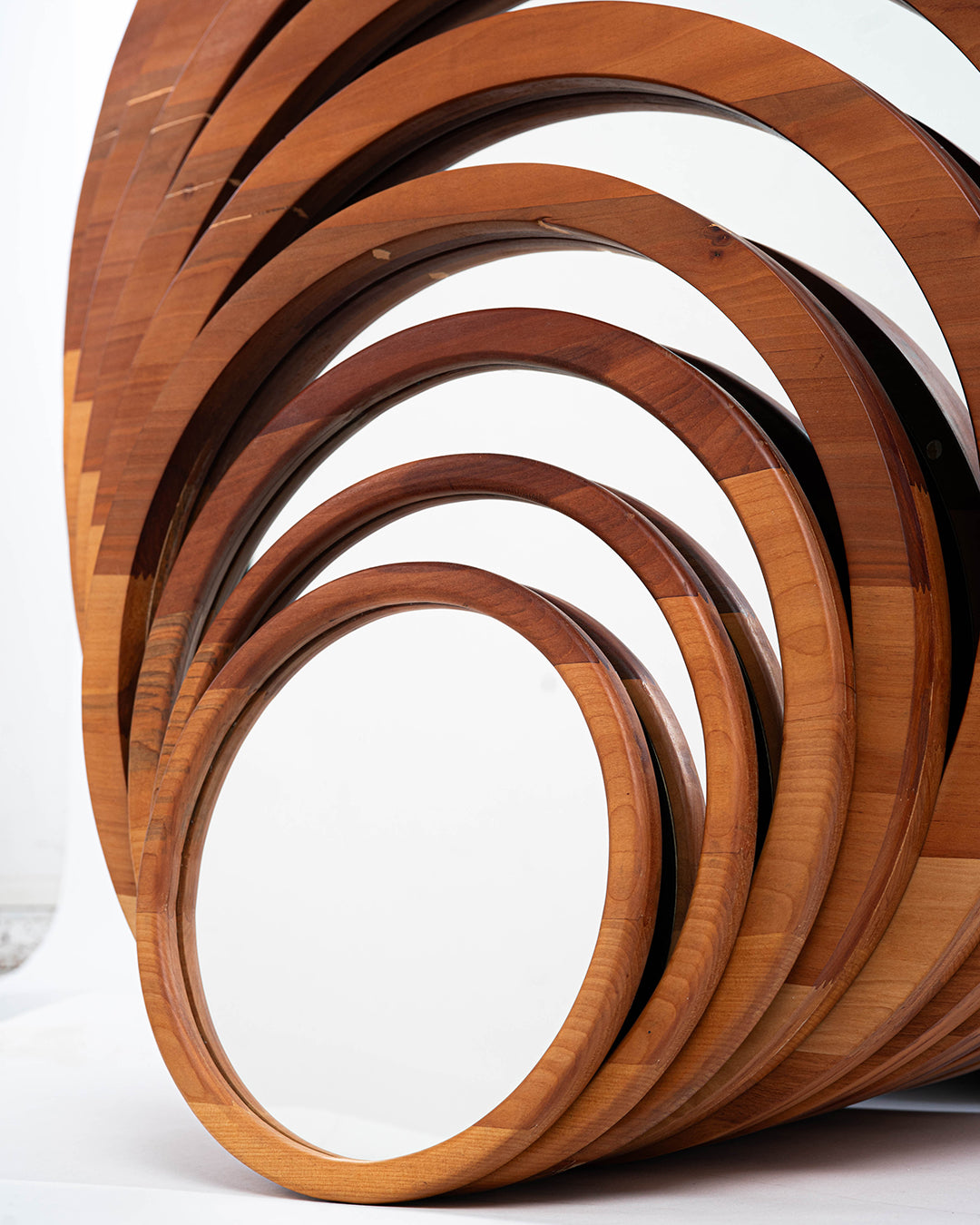 Colección de espejos circulares en madera de de raulí, en sus diferentes tamaños.